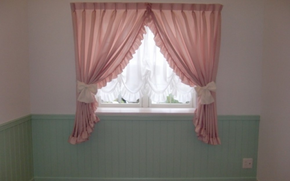 リボンタッセルがポイント!フリルなエレガントなコーディネートです。