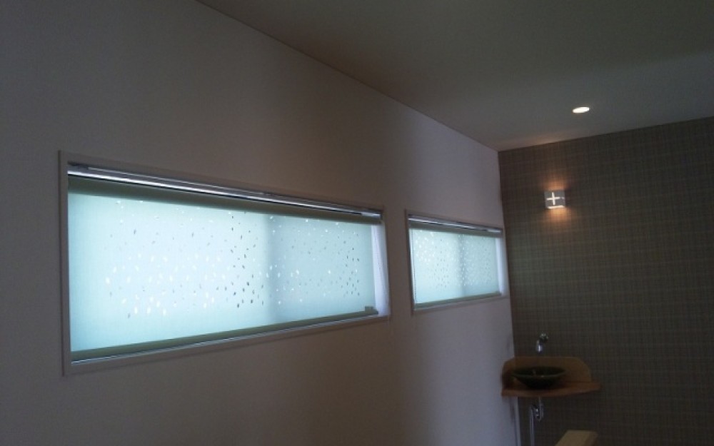 光で楽しむ!レーザーカットロールスクリーン