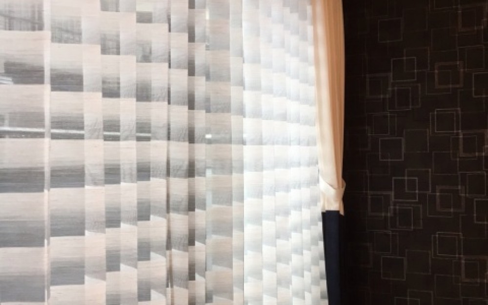 モダンに統一されたお部屋のレースカーテンが主役のコーディネート