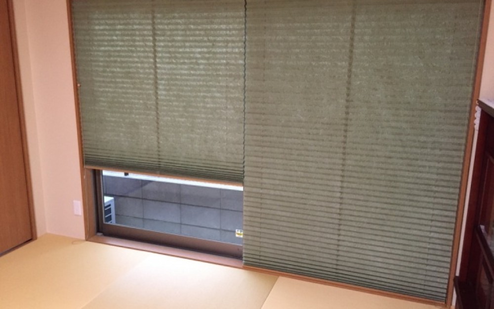 グリーン色の和紙調プリーツを取り入れた、落ち着きの和室空間