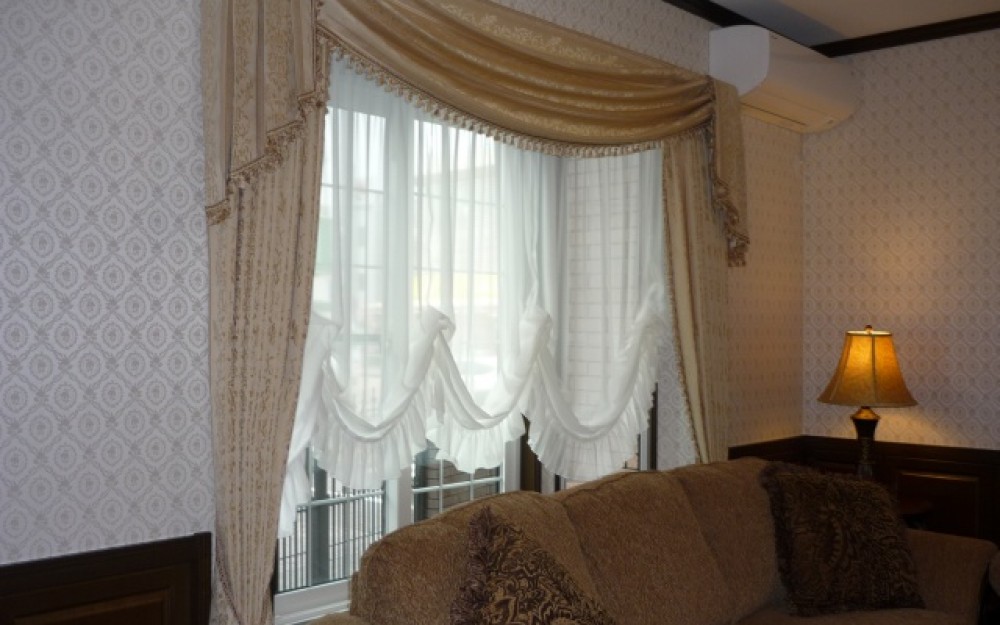 出窓を素敵にみせるコーディネート