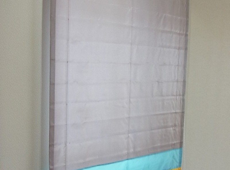 小窓には同じ生地でシェードを作りました。カーテンと同じ生地の２色ボーダーと、間に縫い合わせたビーズフリンジがポイントです。