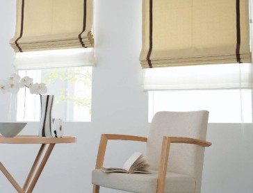 小窓をおしゃれに飾る