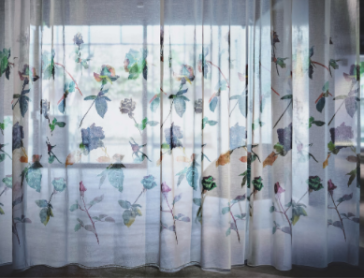 柄ものレースで窓まわりをおしゃれに