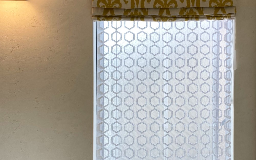 柄×柄で窓廻りを華やかに演出